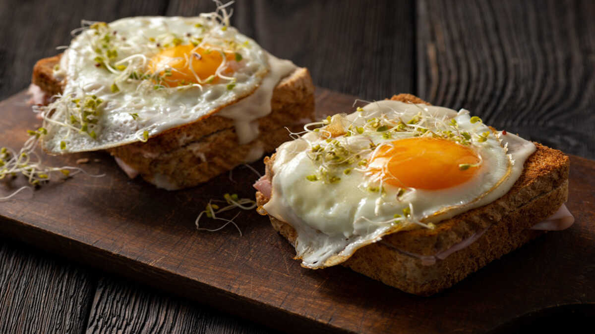 Tartine express jambon, tomate et œuf