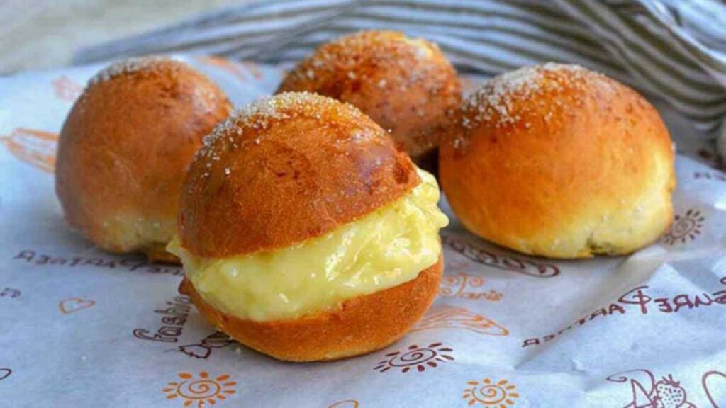 Brioches farcies à la crème anglaise