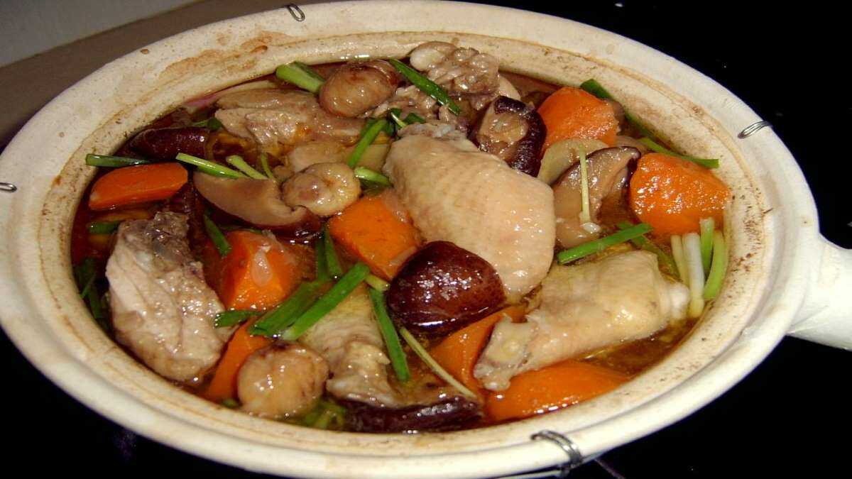 Poulet Braisé Aux Châtaignes Et Champignons