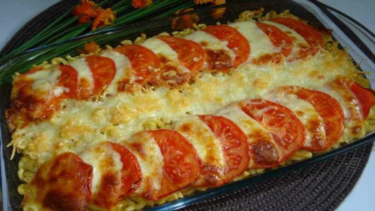 Gratin de pâtes à la tomate et à la mozzarella