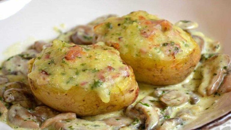 Pommes de terre farcies au lard et Reblochon champignons à la crème