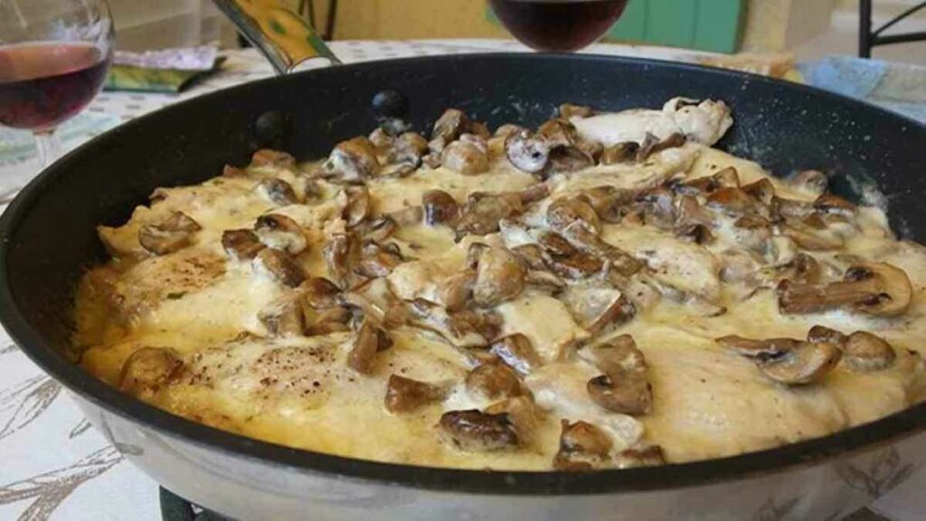 Onctueux poulet à la forestière sauce au vin blanc et champignons en 2 temps en 3 mouvements