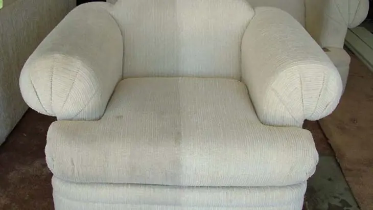 Votre canapé est sale et taché ? Voici l’astuce pour le nettoyer en profondeur facilement
