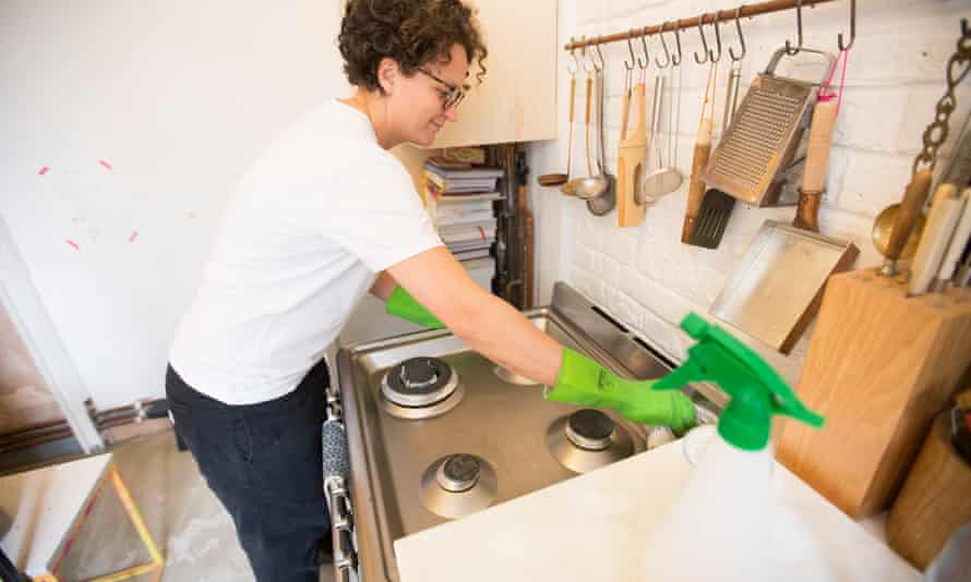 Nettoyer la maison (même le four) avec les recettes de grand-mère à base de bicarbonate, vinaigre et jus de citron