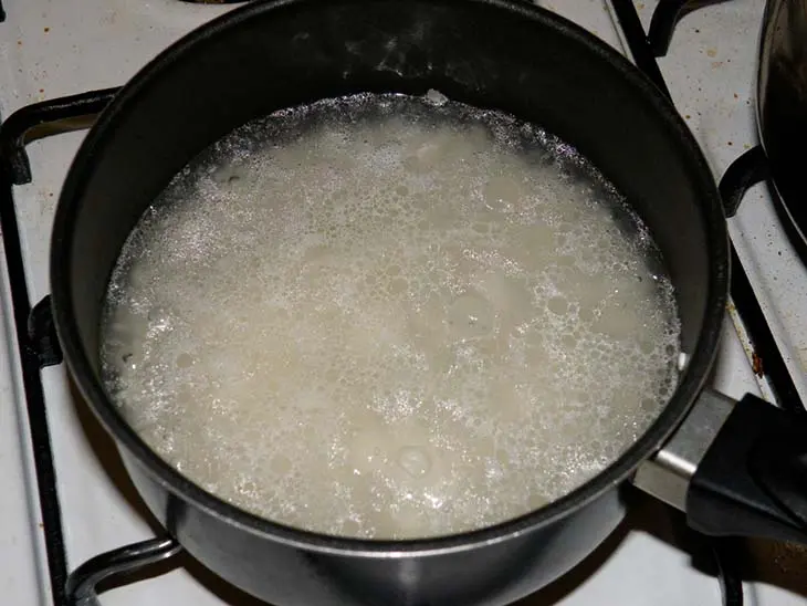 Pourquoi est-il important de ne pas verser l’eau de cuisson du riz dans l’évier ?
