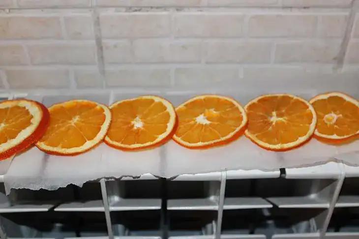 6 manières astucieuses de réutiliser les écorces d’orange à la maison et dans le jardin
