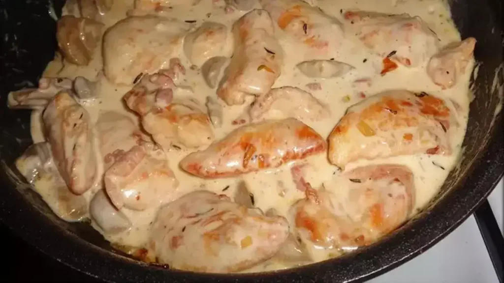 ÉMINCÉS DE POULET MOUTARDE LARDONS CHAMPIGNONS