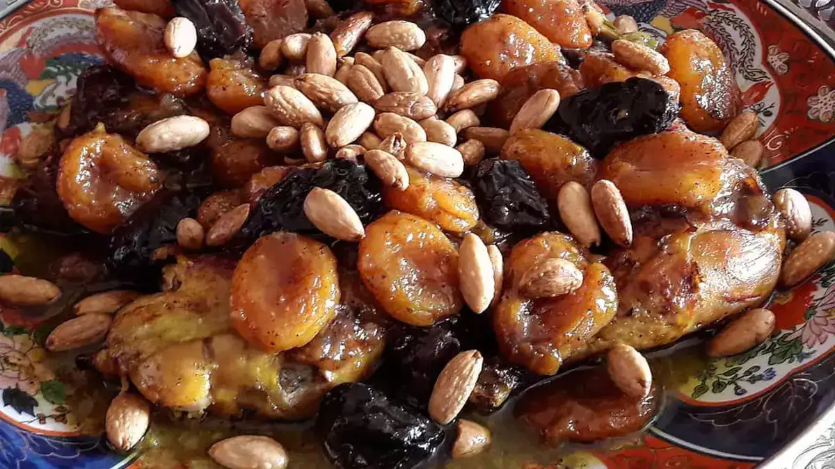 Tajine de poulet aux abricots, pruneaux et amandes