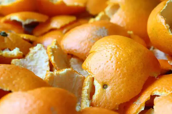 6 manières astucieuses de réutiliser les écorces d’orange à la maison et dans le jardin
