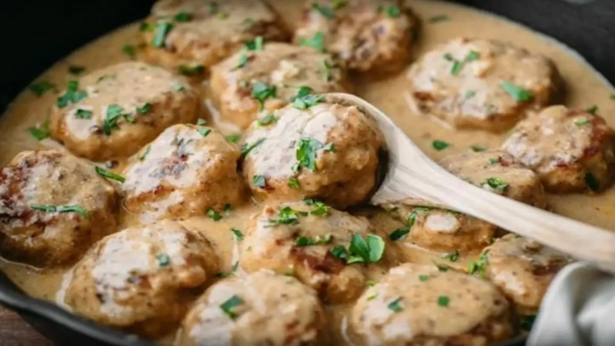 Boulettes de poulet et riz à tomber par terre, le repas familial par excellence