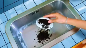 Comment réparer un évier bouché par du marc de café ?