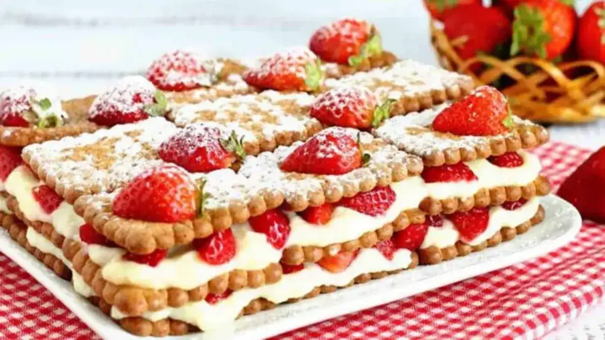 GÂTEAU DE BISCUITS SECS AUX FRAISES ET À LA CRÈME