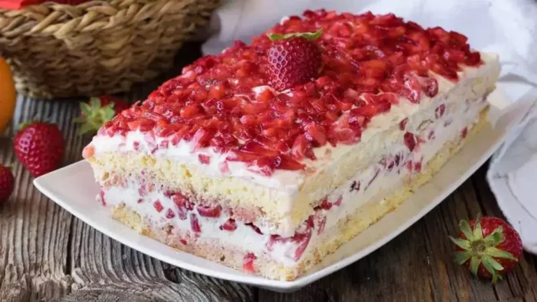 Le gâteau aux fraises et au mascarpone est un dessert simple et rapide, également parfait pour des occasions spéciales, comme la fête des mères