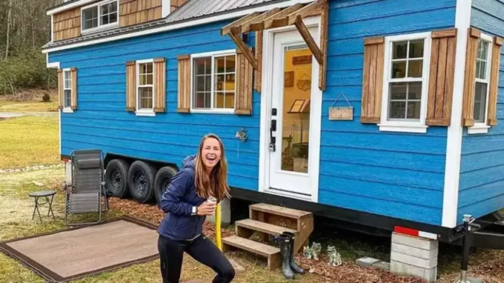 La petite maison de style ferme moderne de 28 pieds s’adapte aux vélos et à ses cyclistes!