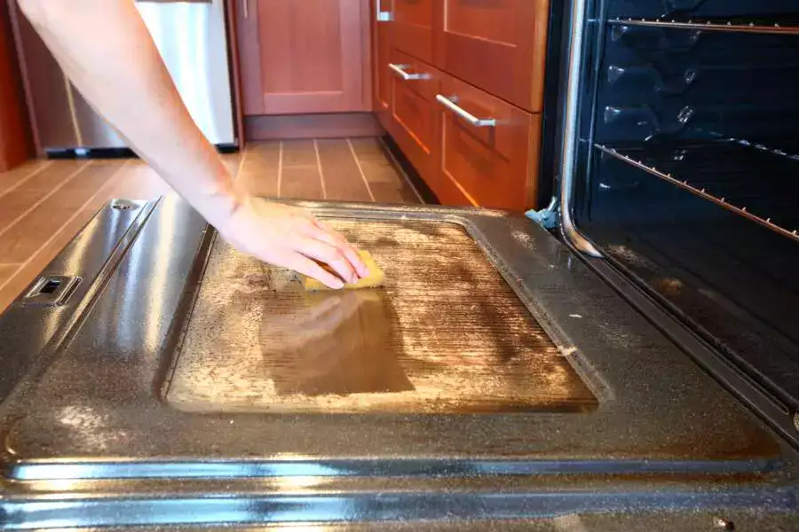Les tablettes pour lave-vaisselle peuvent réellement nettoyer le four – voici comment