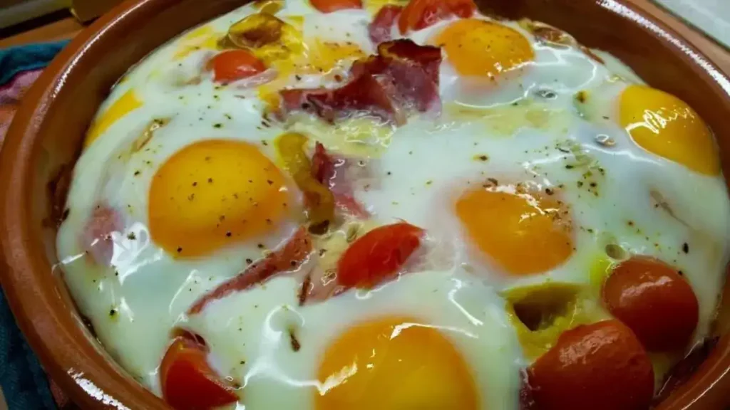 Oeufs au four avec blanc de poulet, oignons et tomates cerises