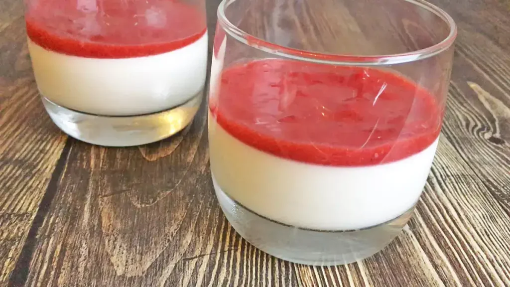 Panna cotta à la vanille et sa gelée de fraises