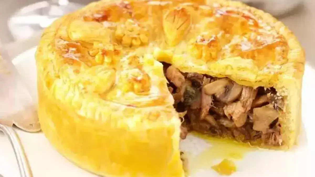 Tourte au confit de canard, foie gras et champignons des bois