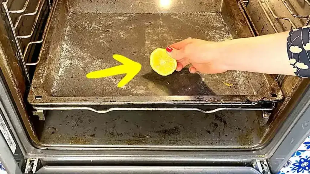 Voici comment utiliser un demi-citron pour nettoyer la plaque du four