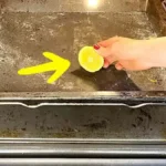 Voici comment utiliser un demi-citron pour nettoyer la plaque du four