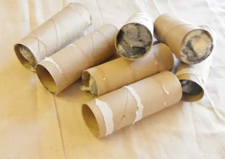 Pourquoi faut-il accrocher les rouleaux de papier toilette aux rideaux ?