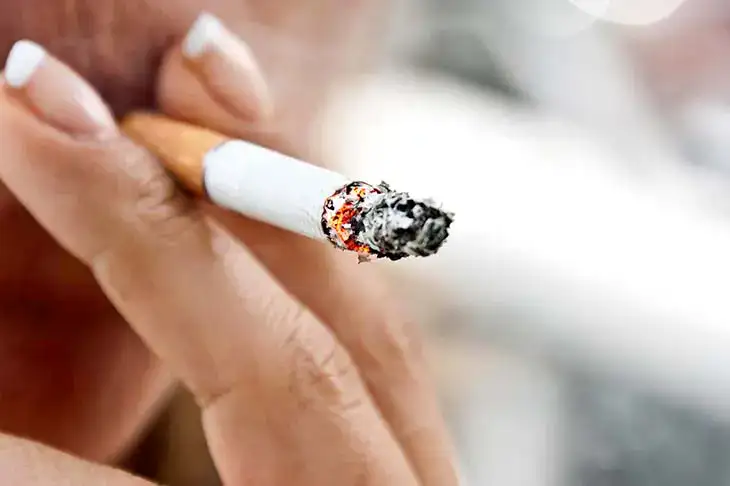 Ongles jaunis par la cigarette ? Voici comment les blanchir à la maison