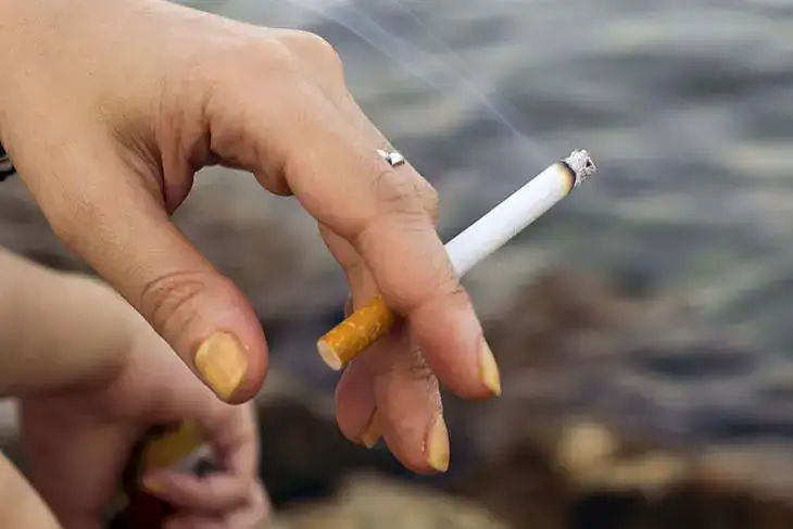 Ongles jaunis par la cigarette ? Voici comment les blanchir à la maison