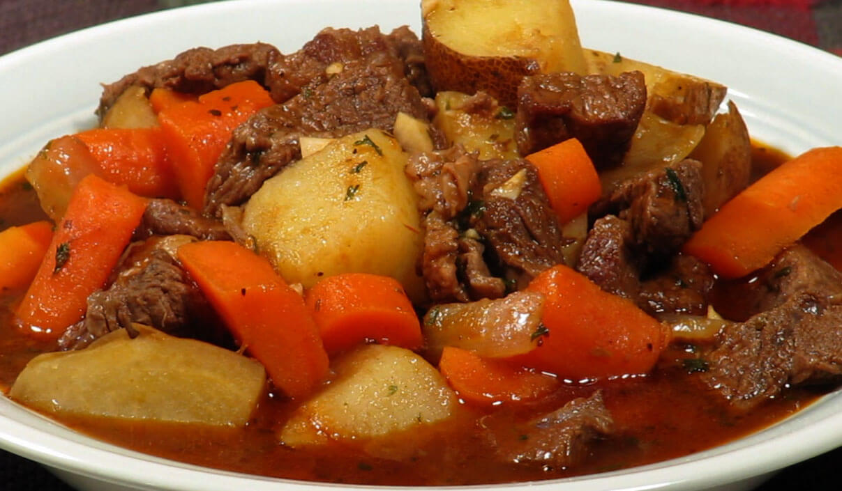 Un Bon ragoût de veau pommes de terre carottes