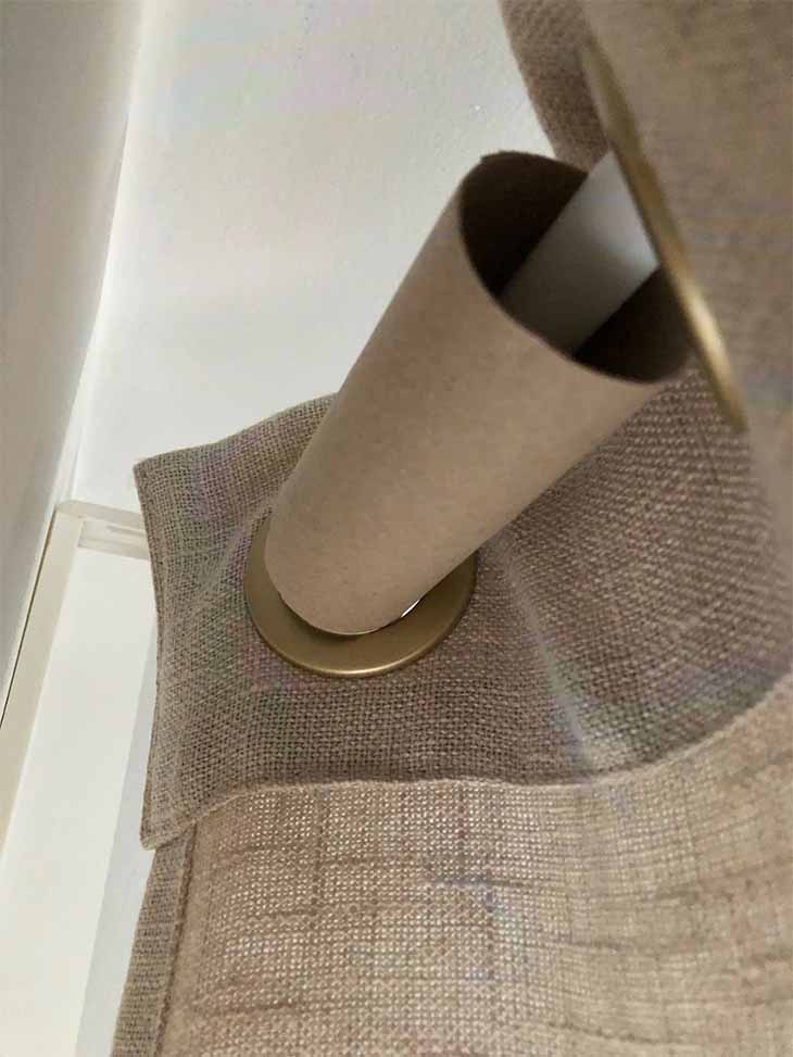 Pourquoi faut-il accrocher les rouleaux de papier toilette aux rideaux ?