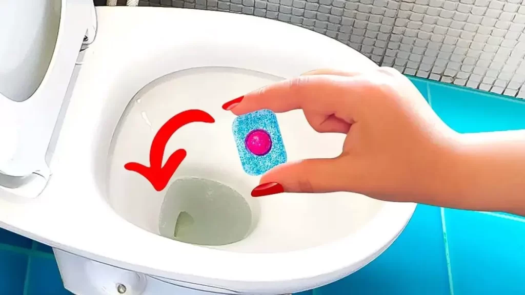 Une tablette à lave-vaisselle, c’est tout ce qu’il vous faut pour nettoyer la salle de bain : comment l’utiliser ?