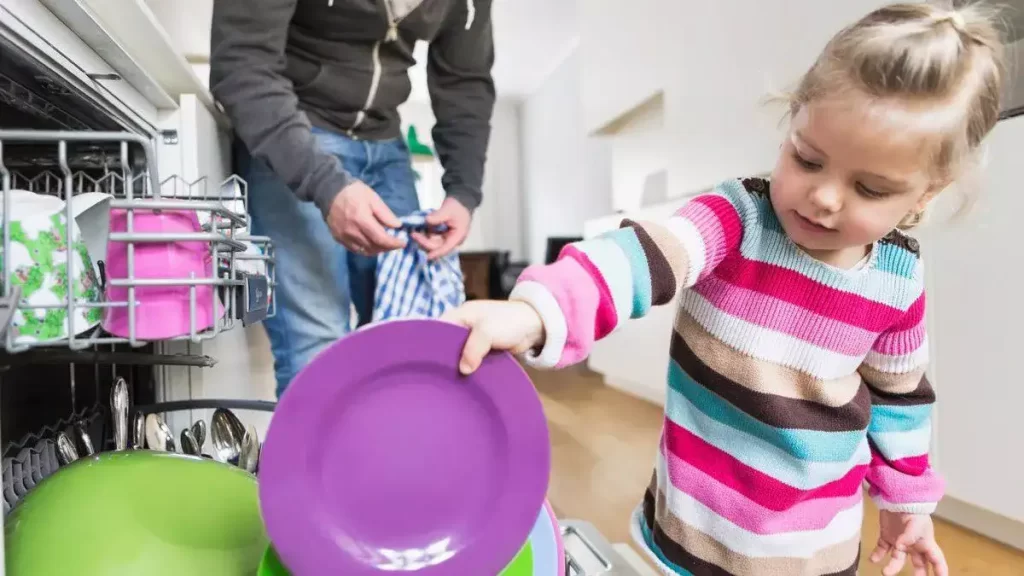 Les enfants qui font des taches ménagères ont plus de chances d’être des adultes qui réussissent dans la vie