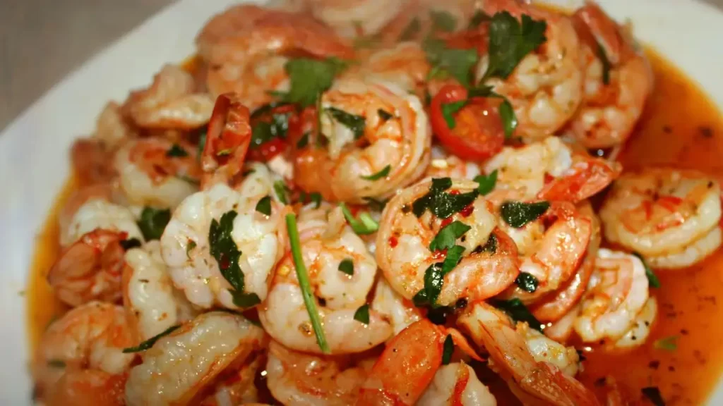 Poêlée de la mer, onctueuse et parfumée : Saint-Jacques, saumon et crevettes