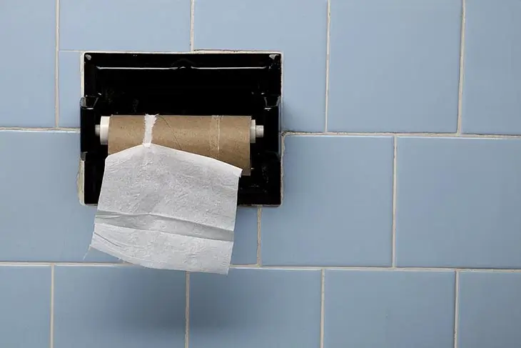 Jetez un savon dans le réservoir des WC : le truc génial qui vous évite des ennuis