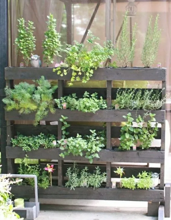 12 idées pour utiliser des palettes au potager ou à l’atelier