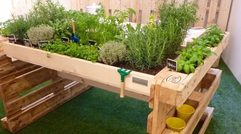 12 idées pour utiliser des palettes au potager ou à l’atelier