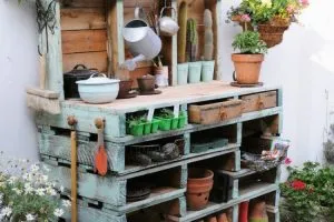 12 idées pour utiliser des palettes au potager ou à l’atelier