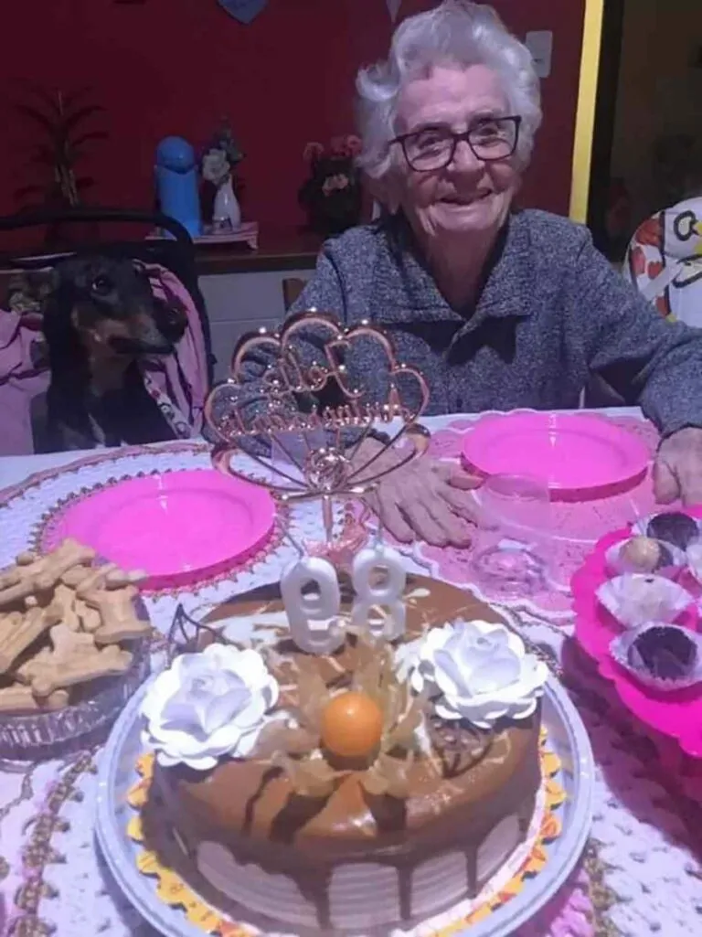 Une mamie de 89 ans fête son anniversaire avec ses chiens et surprend les réseaux (Vidéo). Une belle histoire !