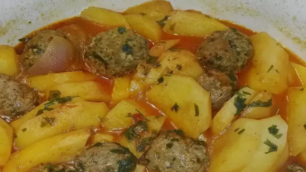 Ragoût de pommes de terre aux boulettes de viande hachée