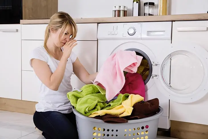 Empêchez vos vêtements de sentir mauvais l’humidité avec une simple astuce au moment du séchage