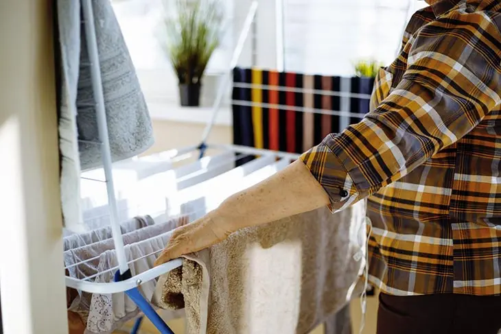 Empêchez vos vêtements de sentir mauvais l’humidité avec une simple astuce au moment du séchage