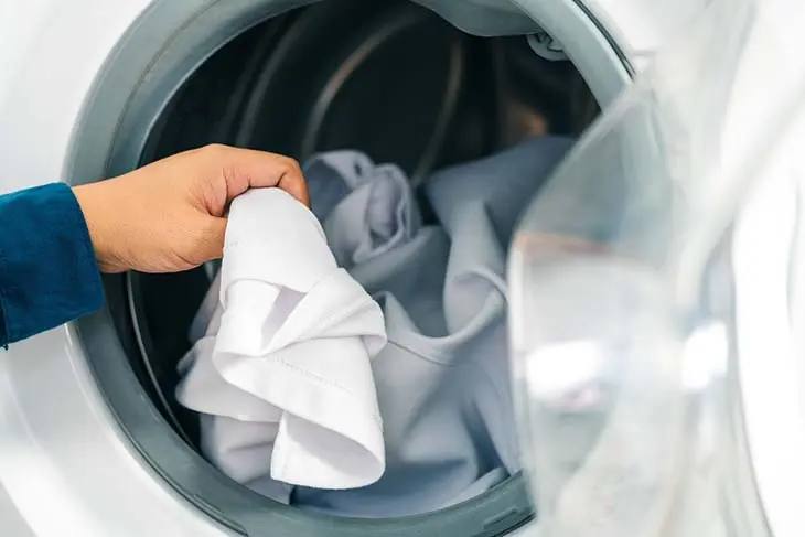 Mettez 3 boules de papier d’aluminium dans le lave-linge et débarrassez vous de ce problème une fois pour toutes !