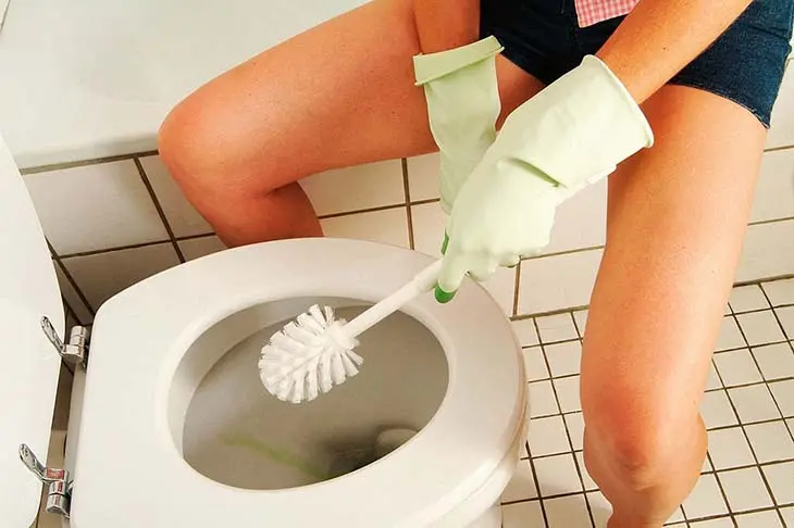 Comment éliminer le tartre des toilettes sans utiliser d’eau de Javel ?