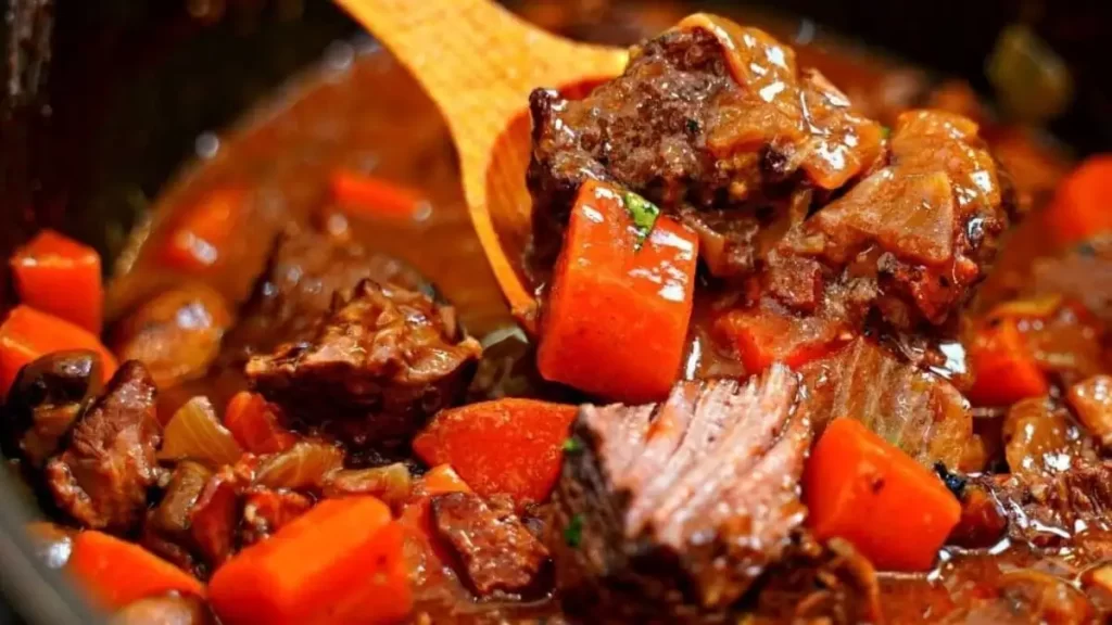 Bœuf bourguignon accompagné d’une sauce crémeuse.