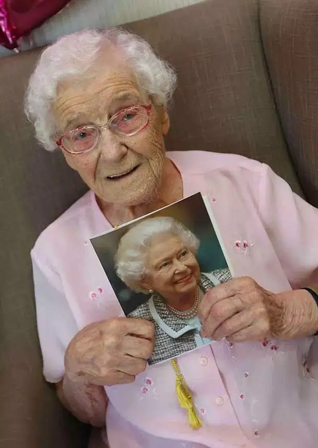 Cette dame de 105 ans n’a qu’un seul souhait pour son anniversaire : un « pompier avec des tatouages ».