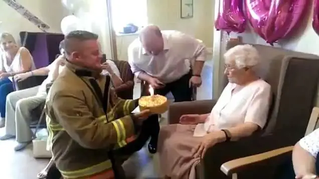 Cette dame de 105 ans n’a qu’un seul souhait pour son anniversaire : un « pompier avec des tatouages ».