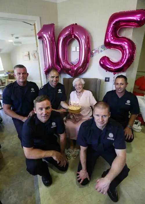 Cette dame de 105 ans n’a qu’un seul souhait pour son anniversaire : un « pompier avec des tatouages ».