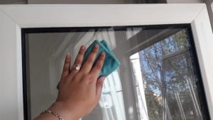 Comment bien nettoyer les fenêtres avec la méthode de la fécule de maïs