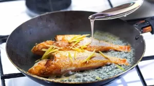 Comment se débarrasser de l’odeur de friture du poisson ? Il suffit de mettre 1 ingrédient dans l’huile