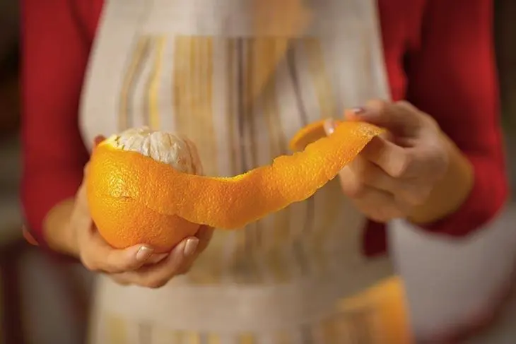 Mettez les écorces d’orange dans une bouteille : l’astuce géniale pour économiser de l’argent