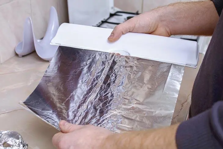 L’astuce de papier aluminum : un moyen futée d’économiser sur la facture et de chauffer la maison